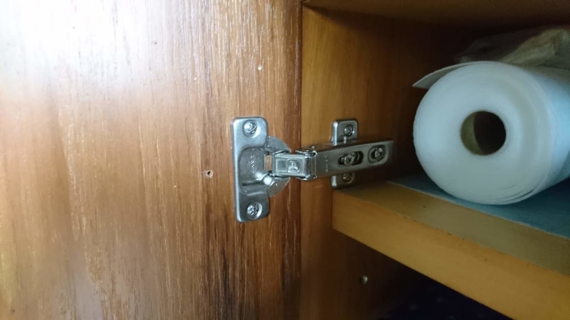 家具蝶番の交換 | 阿久比町の建具修理なら藤井建具店